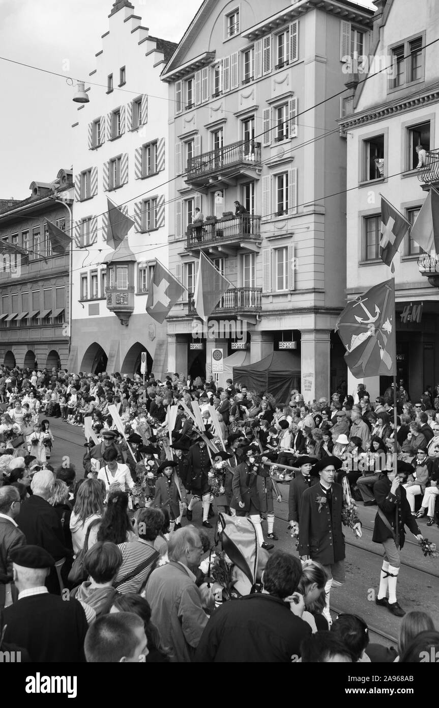 Svizzera: Il 'Sechseläuten' Parade presso Limmatquai nella cittã di Zurigo Foto Stock