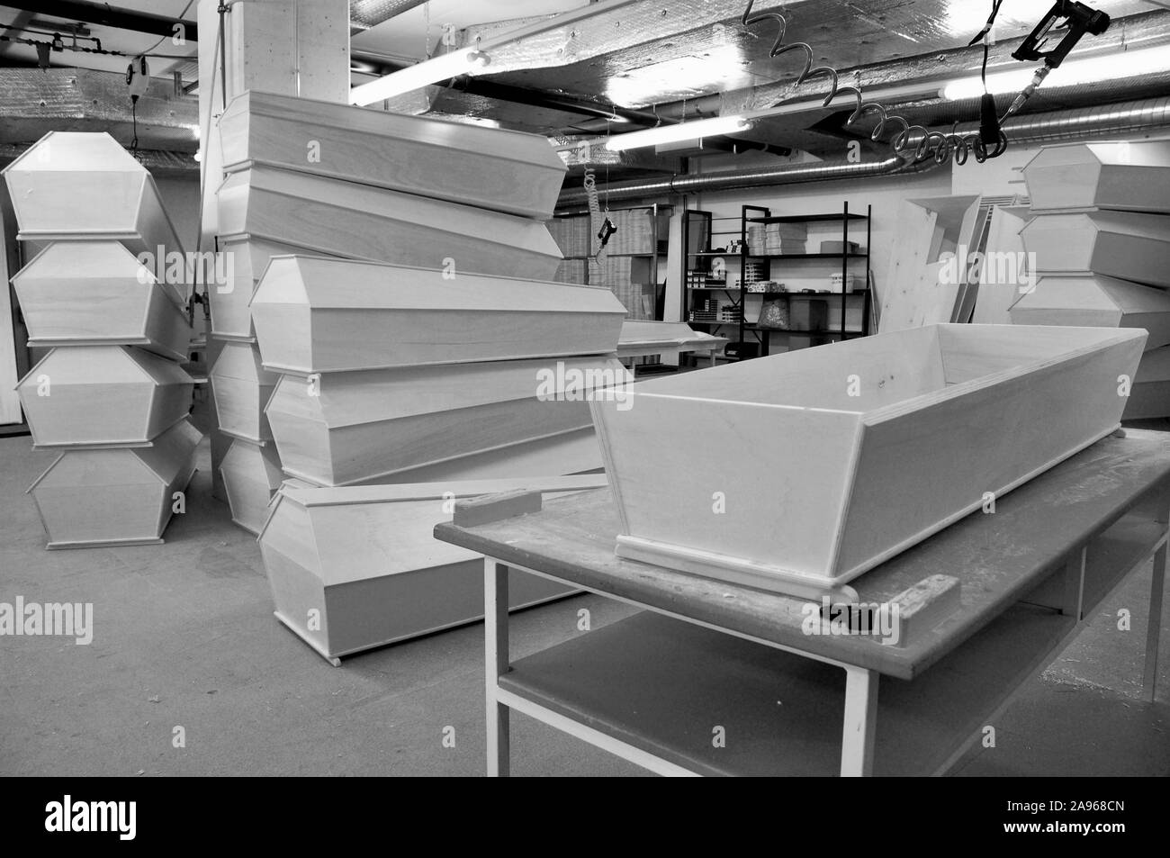 Zurigo città: il dipartimento sociale dei lavoratori di Tramont a Oerlikon è la produzione di cofani funebri per i poveri i funerali Foto Stock