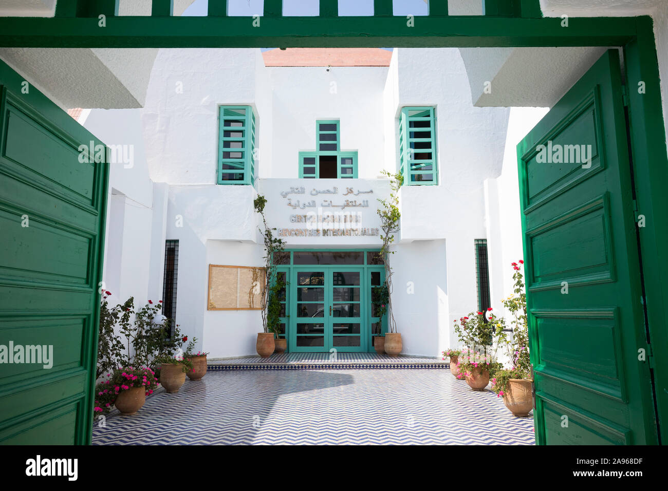Asilah, Morocco-September 10, 2019: ingresso al centro Hassan II, centro per contatti internazionali nella Medina di Asilah, Marocco Foto Stock