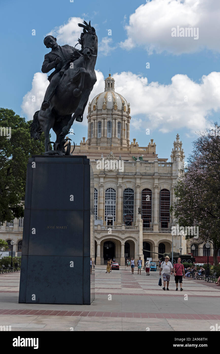 Il granito nero del monumento equestre di Jose Marti sul suo cavallo in Plaza 13 de marzo a l'Avana a Cuba. José Martí fu un poeta e giornalista. Ha trascorso Foto Stock