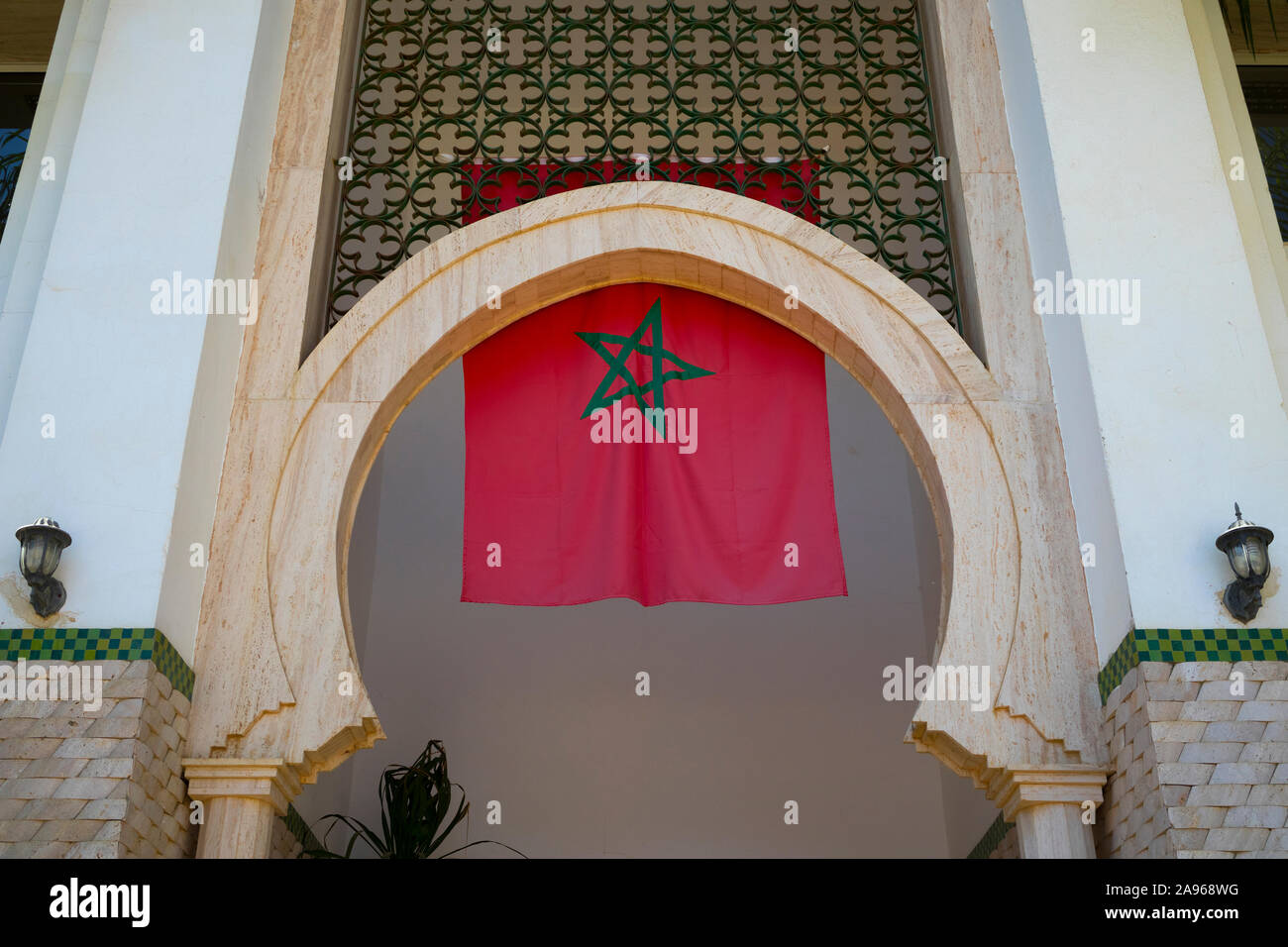 Asilah, Morocco-September 10, 2019: marocchina bandiera appeso in entrata di un edificio ufficiale in Asilah, Marocco Foto Stock