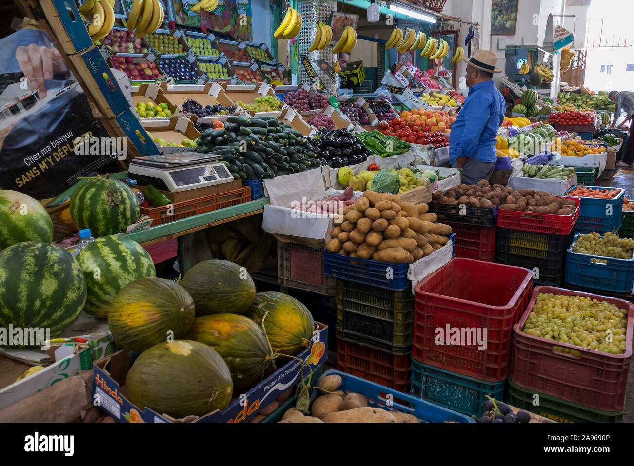 Asilah, Morocco-September 10, 2019: interni di un cibo rmarket a Zellaka square a Asilah, il Nord del Marocco Foto Stock