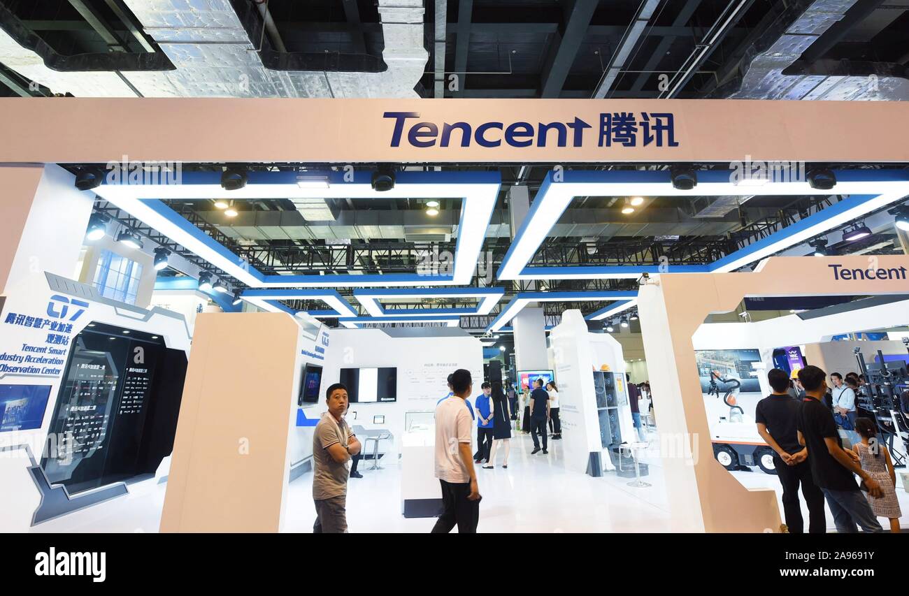 La gente visita lo stand di Tencent durante il mondo di intelligenza artificiale Conference 2019 (WAIC 2019) a Shanghai in Cina nel mese di agosto 29th, 2019. Mento Foto Stock