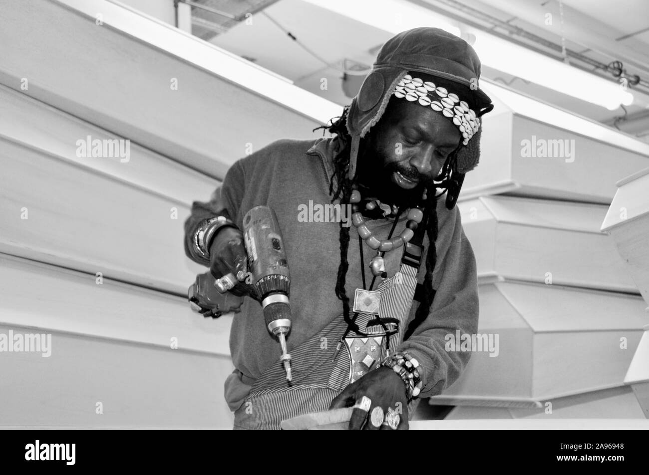 Zurigo città: il dipartimento sociale dei lavoratori di Tramont a Oerlikon è la produzione di cofani funebri per i poveri i funerali Foto Stock