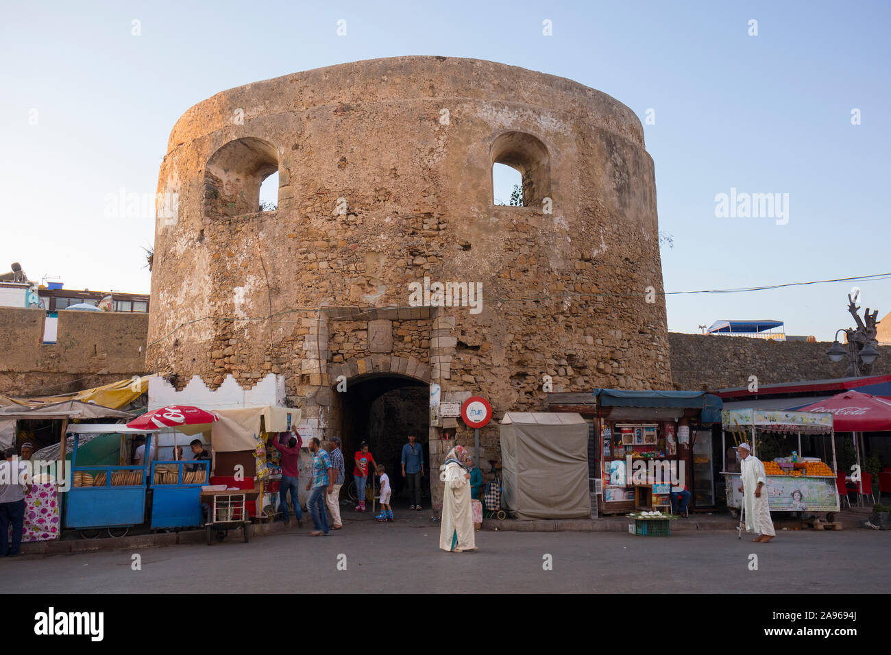Asilah, Morocco-September 10, 2019: mercato di fronte al Bab El Homar gate nella antica Medina di Asilah, nord del Marocco Foto Stock