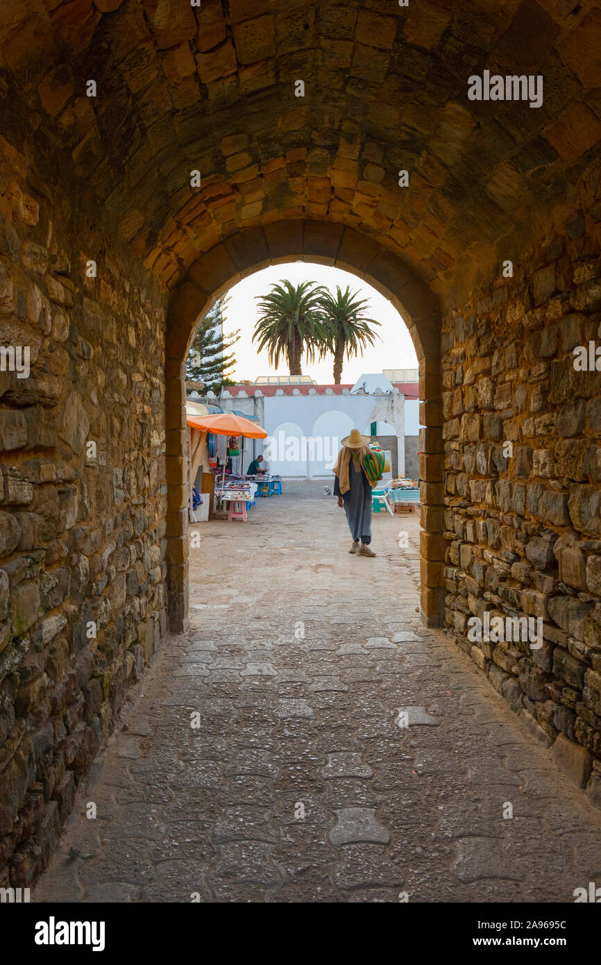 Asilah, Morocco-September 10, 2019: vista attraverso un gateway precedente all'antica Medina di Asilah, nord del Marocco Foto Stock