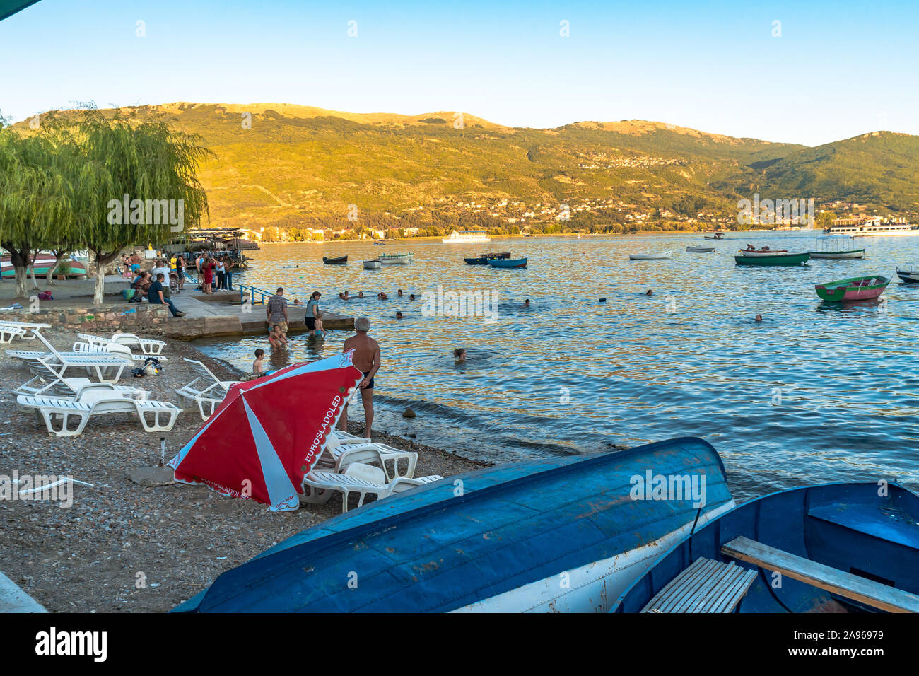 Vista sul lago di Ohrid da Ohrid costa nella Repubblica di Macedonia. Ohrid è patrimonio culturale dell'UNESCO. Foto Stock