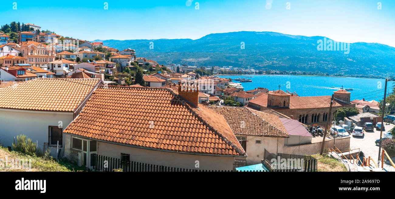 Vista sul lago di Ohrid da Ohrid città nella Repubblica di Macedonia. Ohrid è patrimonio culturale dell'UNESCO. Foto Stock
