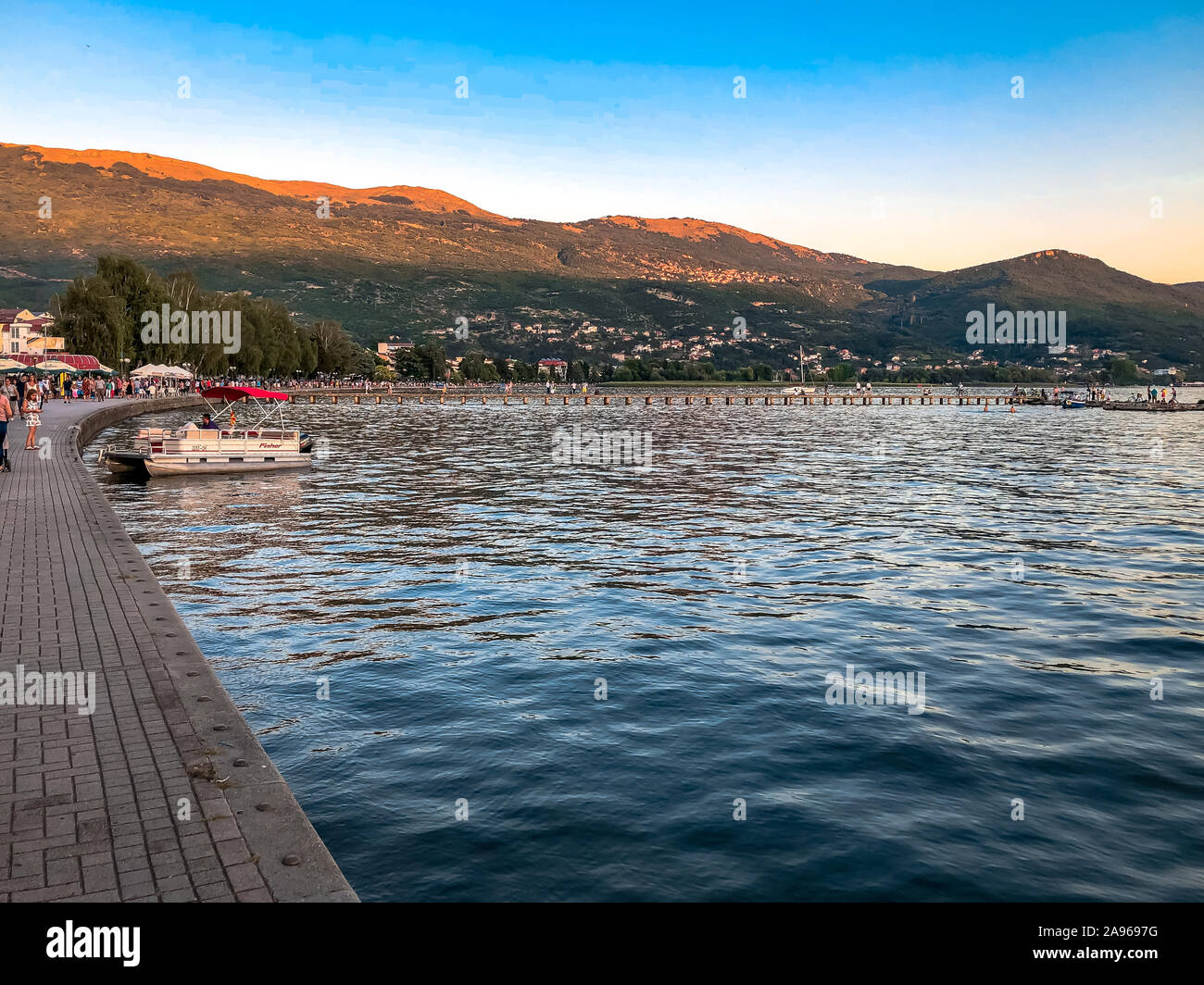 Vista sul lago di Ohrid da Ohrid costa nella Repubblica di Macedonia. Ohrid è patrimonio culturale dell'UNESCO. Foto Stock
