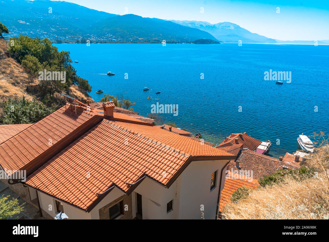 Vista sul lago di Ohrid da Ohrid città nella Repubblica di Macedonia. Ohrid è patrimonio culturale dell'UNESCO. Foto Stock
