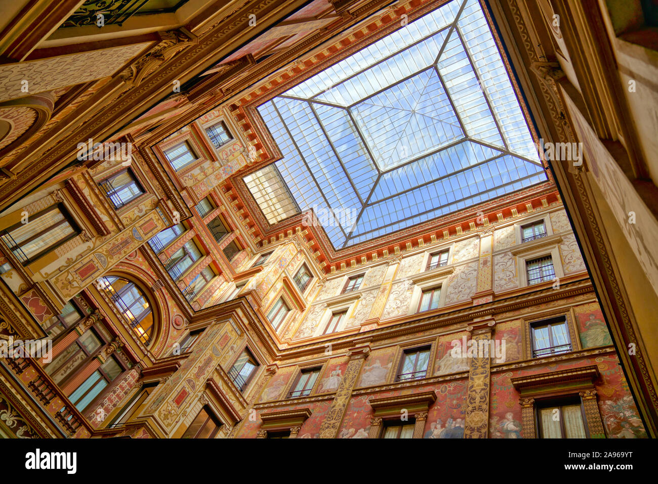 Roma, Italia - 18 Ottobre 2019: finestra lucernario e la facciata colorata presso la Galleria Sciarra in Roma, Italia Foto Stock