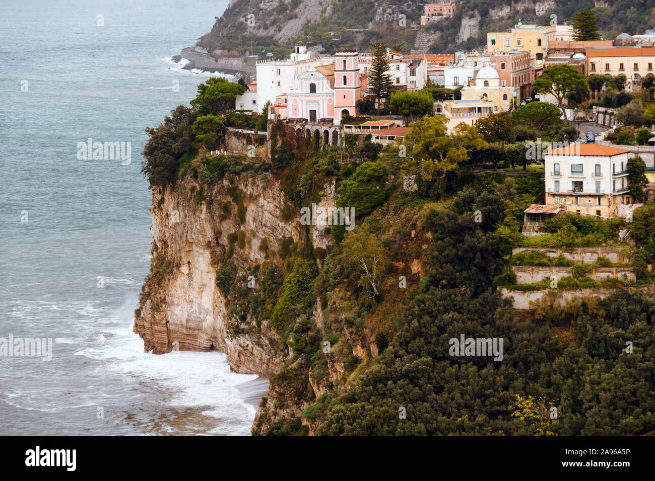 SALERNO, Italia 4 Novembre 2019: Salerno città d'autunno bella vista sul case, fortezza e mare spiaggia dalla cima del castello. Sunny maltempo Foto Stock