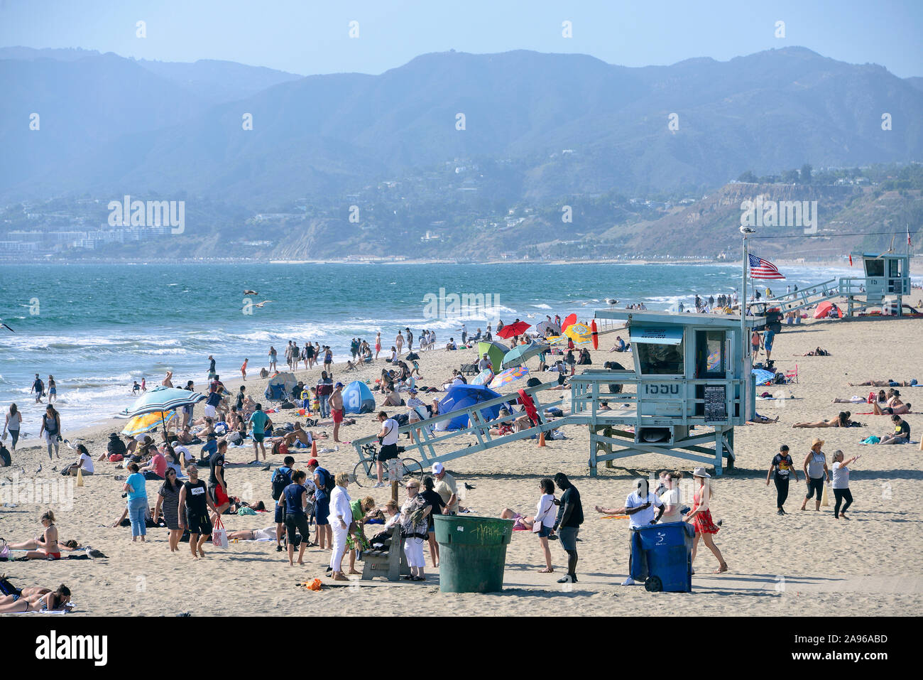 Bagnino post e turisti sulla spiaggia di Santa Monica, California, Stati Uniti d'America Foto Stock