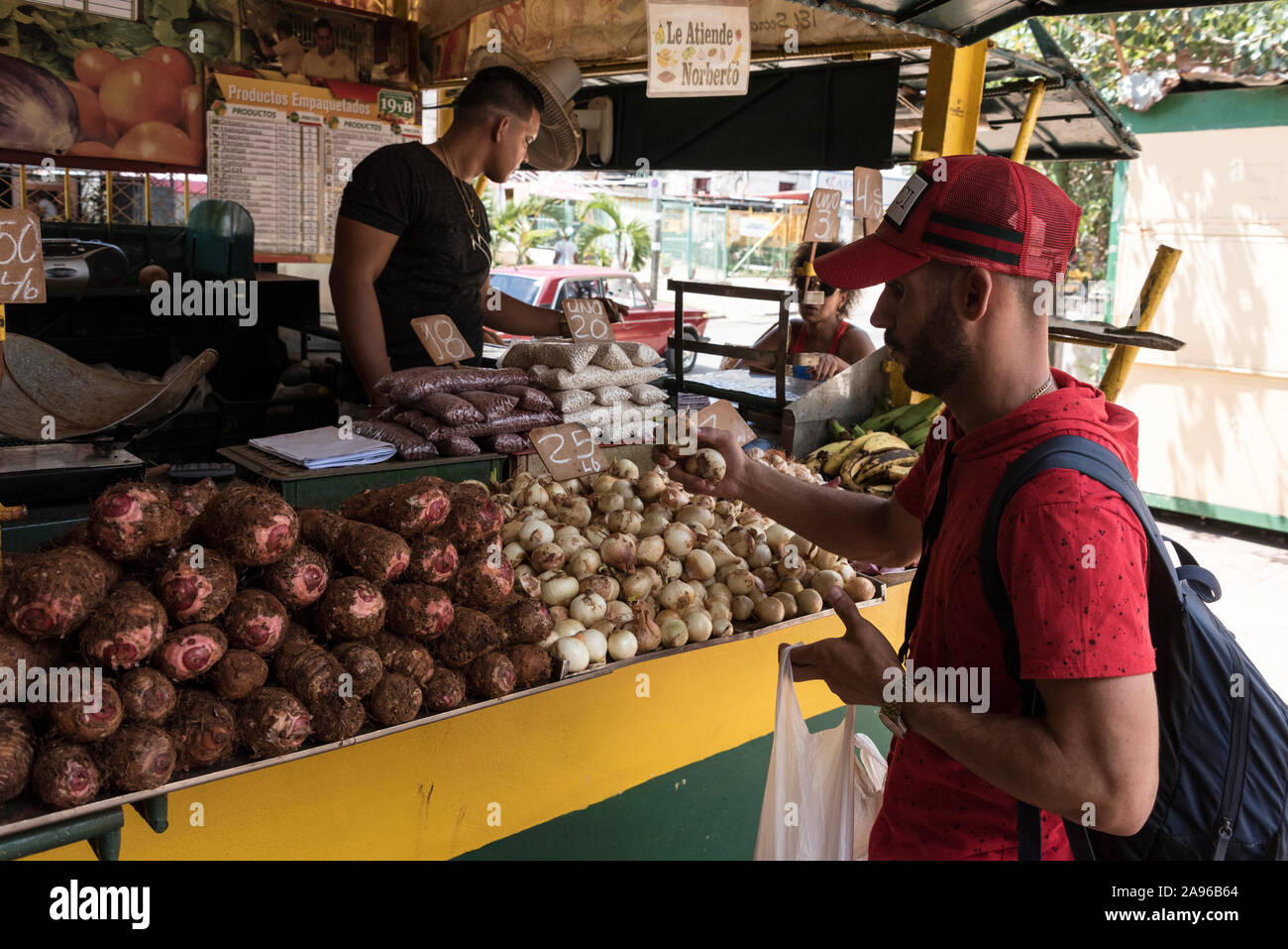 Un piccolo veg & frutta stallo di mercato aperto per azienda in un mercato alimentare in una strada a l'Avana, Cuba. A causa della disoccupazione di massa e il governo taglia, th Foto Stock