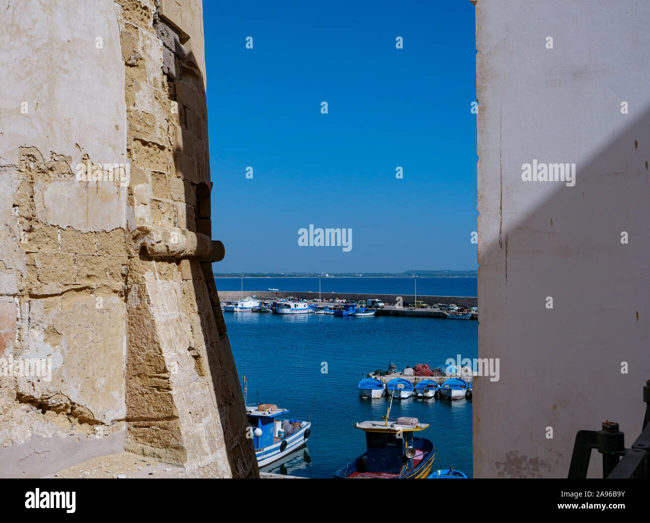 In vista del porto del Mediterraneo alla destinazione di viaggio Gallipoli in Puglia su un mare blu profondo Foto Stock