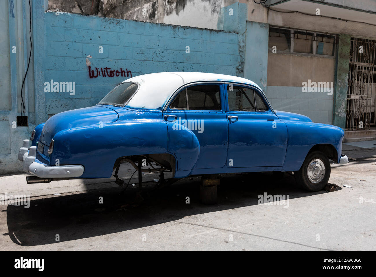Una berlina classica americana è stata accatastata su una strada laterale a l'Avana, Cuba, per mantenere queste auto mantenute, le parti delle auto sono spesso cannibalizzate da altre Foto Stock