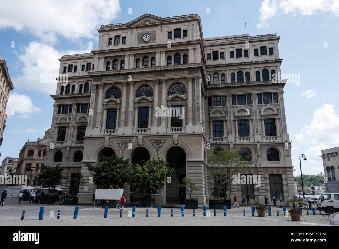 La Lonja del Comercio (Trading Mercato) edificio in Plaza San Francisco nel vecchio quartiere di L'Avana a Cuba. L'edificio è servita come stock excha Foto Stock