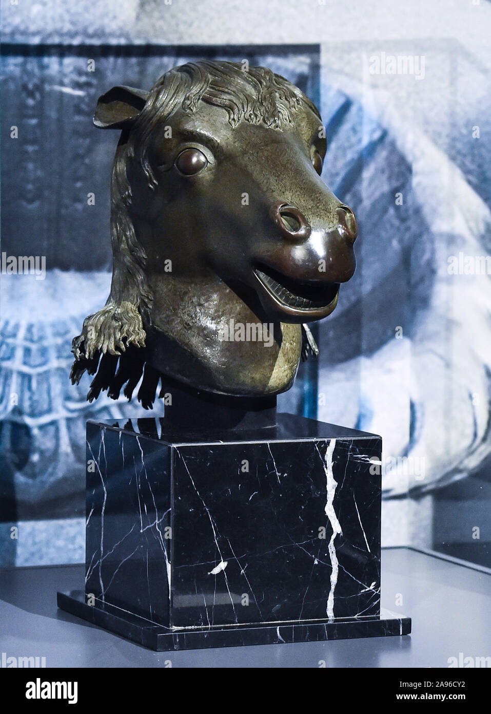 Pechino, Cina. Xiii Nov, 2019. Il cavallo di bronzo testa (L) depredati dal giardino reale da anglo-francese le forze alleate durante la Seconda Guerra di oppio nel 1860 viene visualizzato durante una mostra a Pechino Capitale della Cina, nov. 13, 2019. Un cavallo di bronzo testa sarà tornato al vecchio palazzo estivo, o 'Yuanmingyuan' in cinese, secondo la Cina del patrimonio culturale nazionale Amministrazione (NCHA) mercoledì. È il primo rimpatriati testa di animale che sarà alloggiato nella sua posizione originale, il Vecchio Palazzo d'estate. Credito: Li ha/Xinhua/Alamy Live News Foto Stock