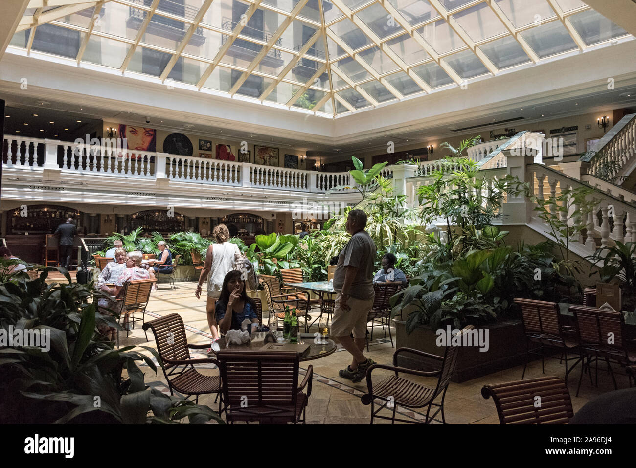 L'atrio dell'hotel IBEROSTAR Parque Centra, di proprietà spagnola, situato nel Parque Central dell'Avana a Cuba Foto Stock