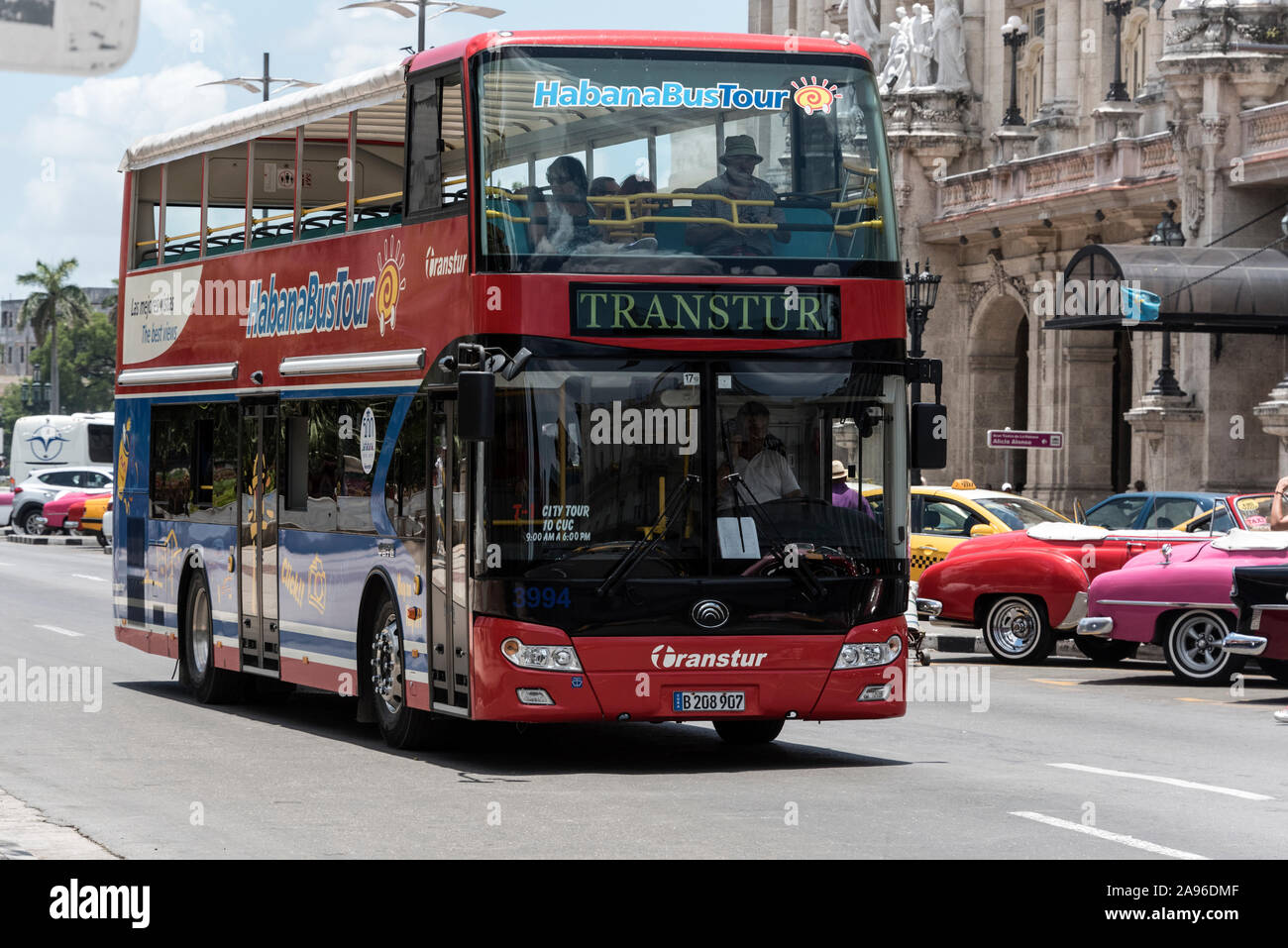 Un autobus Hop-On Hop-Off di fabbricazione cinese a due piani per le strade dell'Avana a Cuba Foto Stock