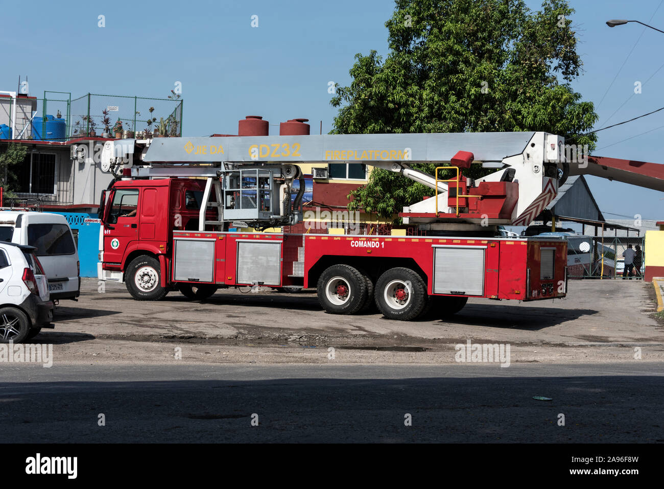 Un apparecchio antincendio in coda per il rifornimento presso uno dei punti di rifornimento dell'Avana, Cuba. CUFFT è la più grande compagnia petrolifera di Cuba ed è la di Cuba Foto Stock