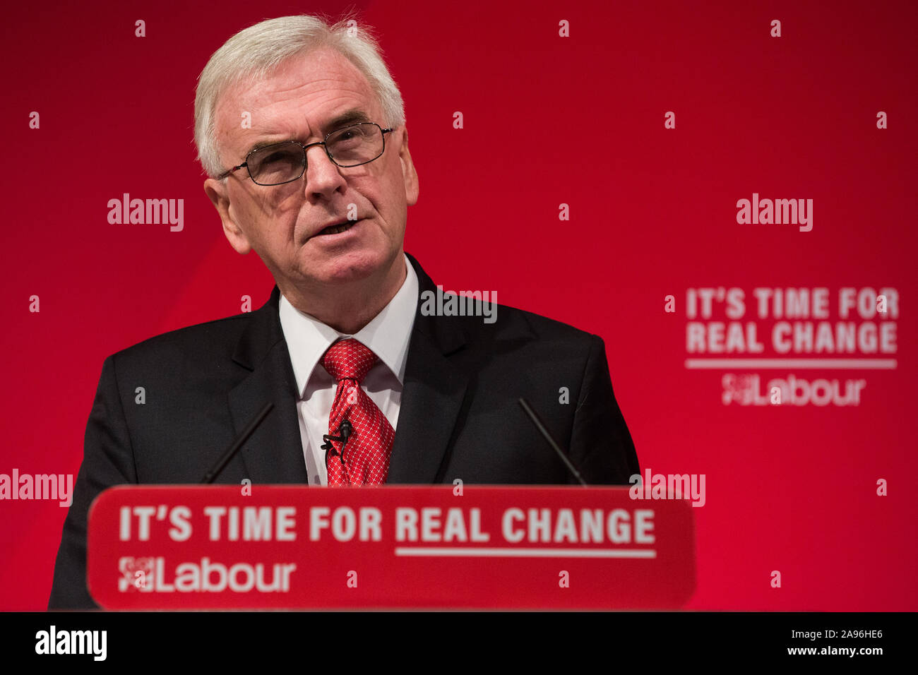 Londra, Regno Unito. 13 Novembre, 2019. John McDonnell, Cancelliere ombra, risolve una conferenza stampa dove egli insieme con ombra Segretaria di salute Jonathan Ashworth, svelato un partito laburista 'rescue piano " per il servizio sanitario nazionale (NHS) compreso il pegno di un £26bn p.a. real-termini aumento di bilancio dal 2023/24, di essere finanziato da un aumento di imposizione fiscale sulle imprese e le più ricche della società. Questo impegno dovrebbe dare il NHS 5.5bn sterline in più per ogni anno di promesso dal partito conservatore. Credito: Mark Kerrison/Alamy Live News Foto Stock