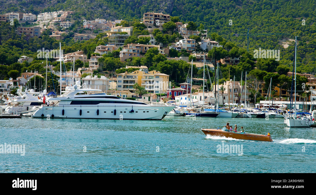 Barche e yacht nel porto di Port d'Andtratx, Andratx, Maiorca, isole Baleari, Spagna Foto Stock