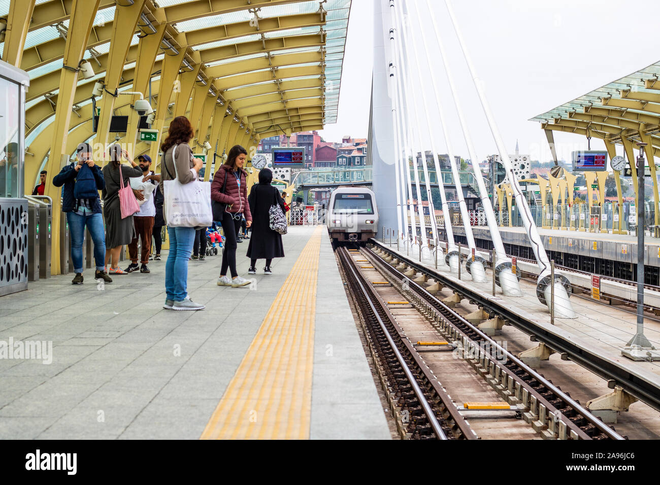 Istanbul, Turchia - Novembre-10.2019: stazione della metropolitana sul quartiere Eminonu estuario bridge. Le persone che viaggiano in metro sono in attesa. Foto Stock