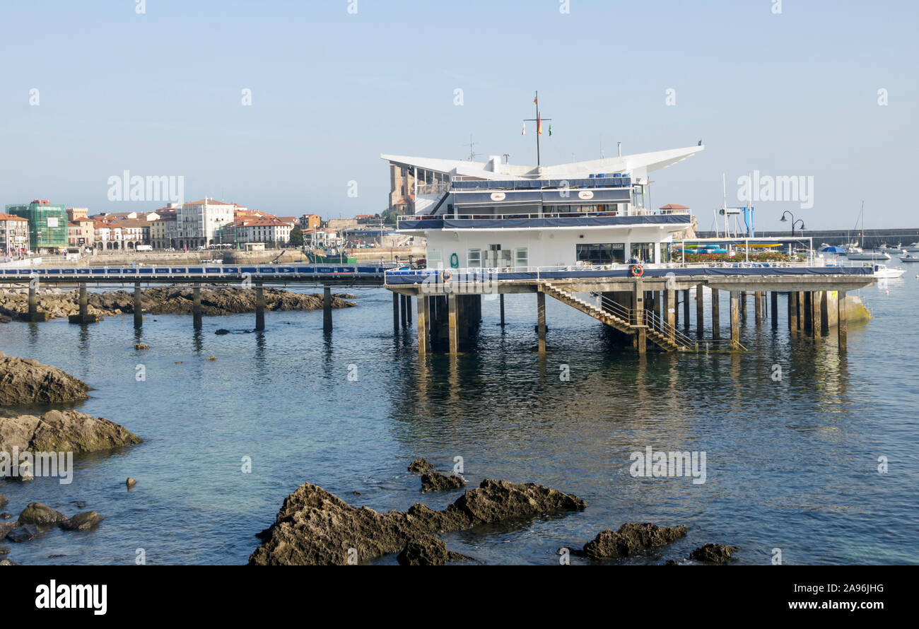 Castro Urdiales, Spain-Septemeber 2018. Vista di una città sulla costa in spagna con le barche in mare. Foto Stock