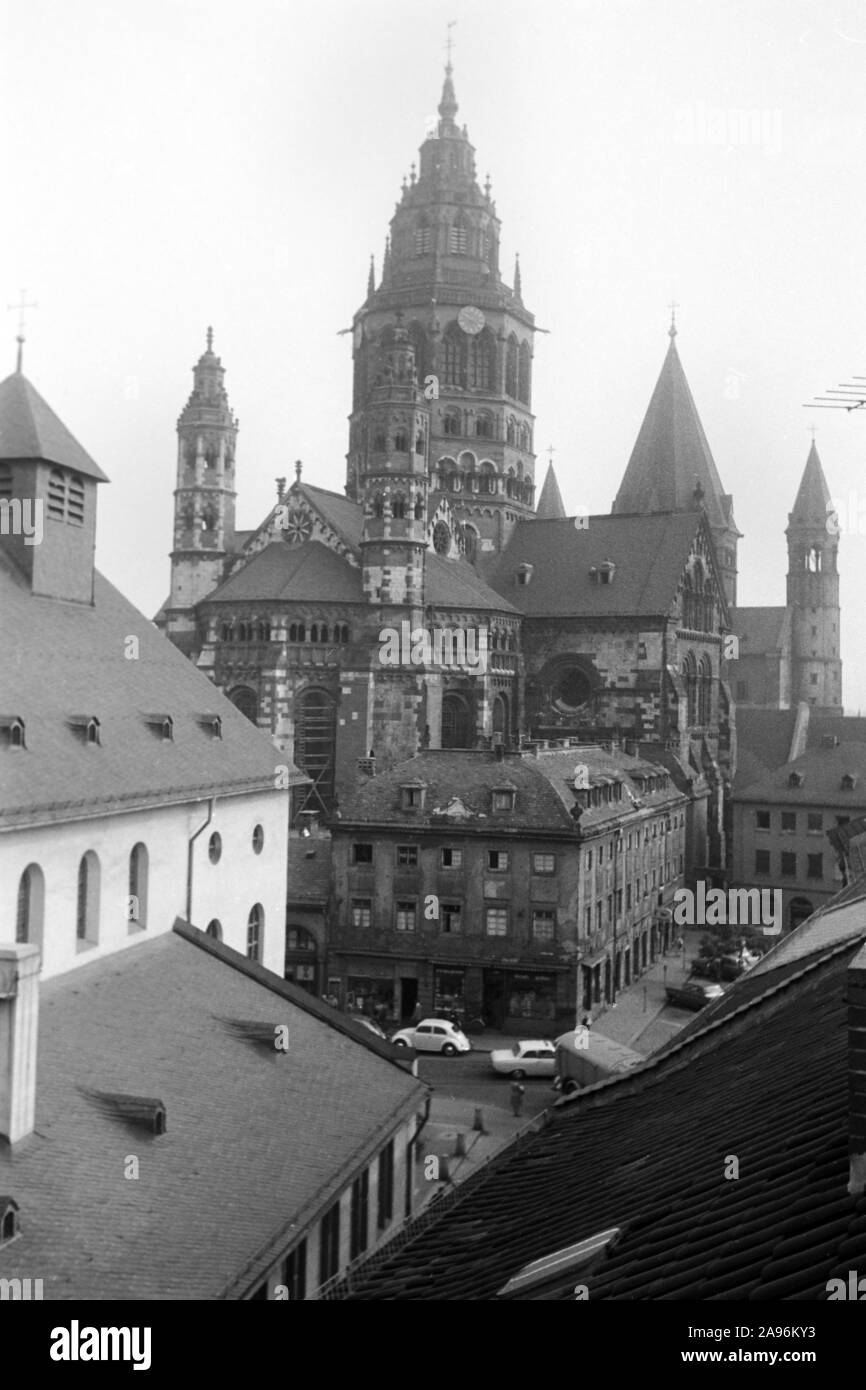 Der Hohe Dom Sankt Martin zu Mainz mit Leichhof von der Johannisstraße aus gesehen, Deutschland 1961. Mainz cattedrale di Saint Martin visto dalla strada Johannisstrasse con Leichhof square, Germania 1961. Foto Stock