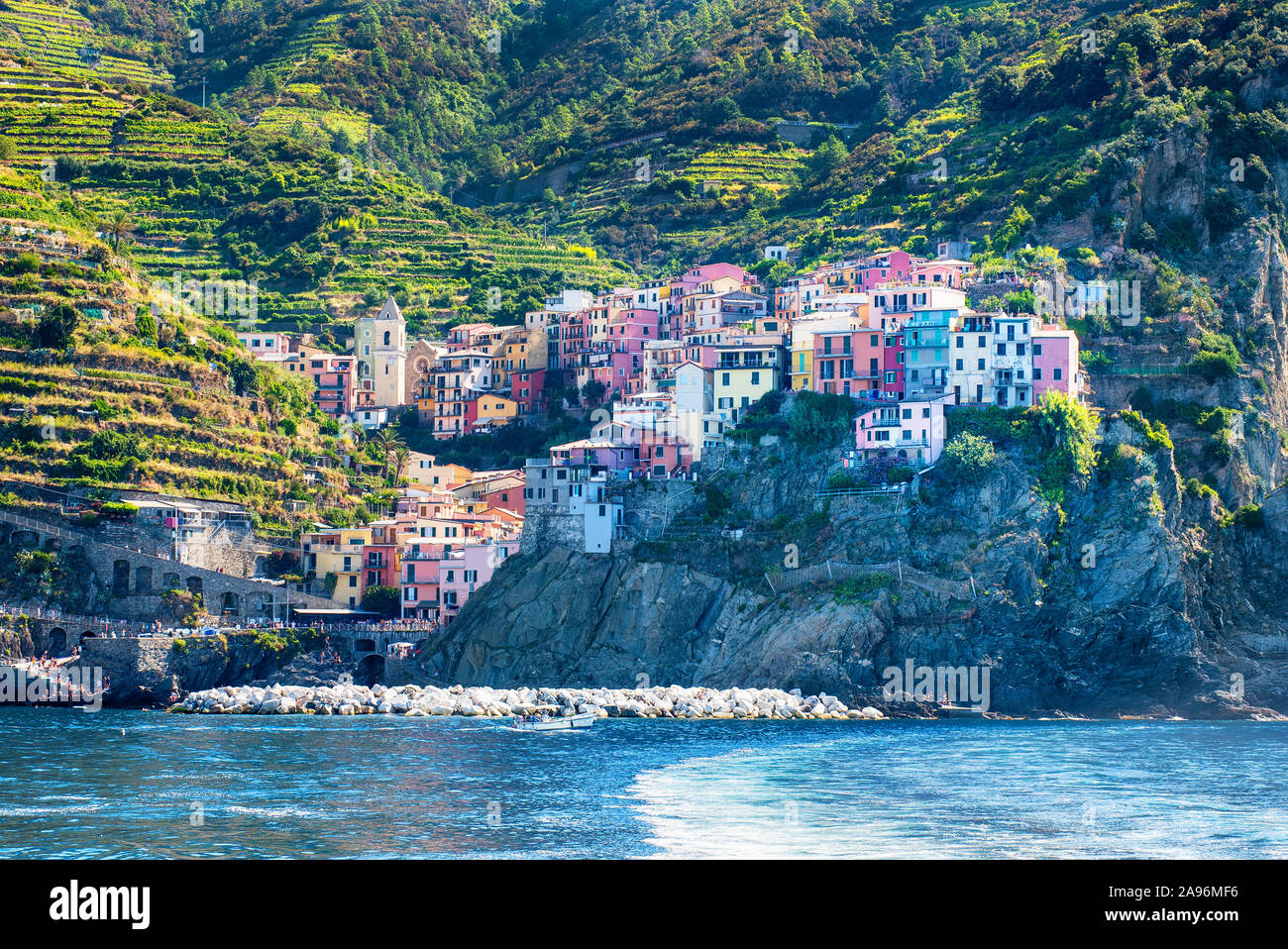 Vista del colorato villaggio di pescatori di Riomaggiore, Cinque Terre, Italia dal mare, una popolare destinazione turistica e balneare Foto Stock