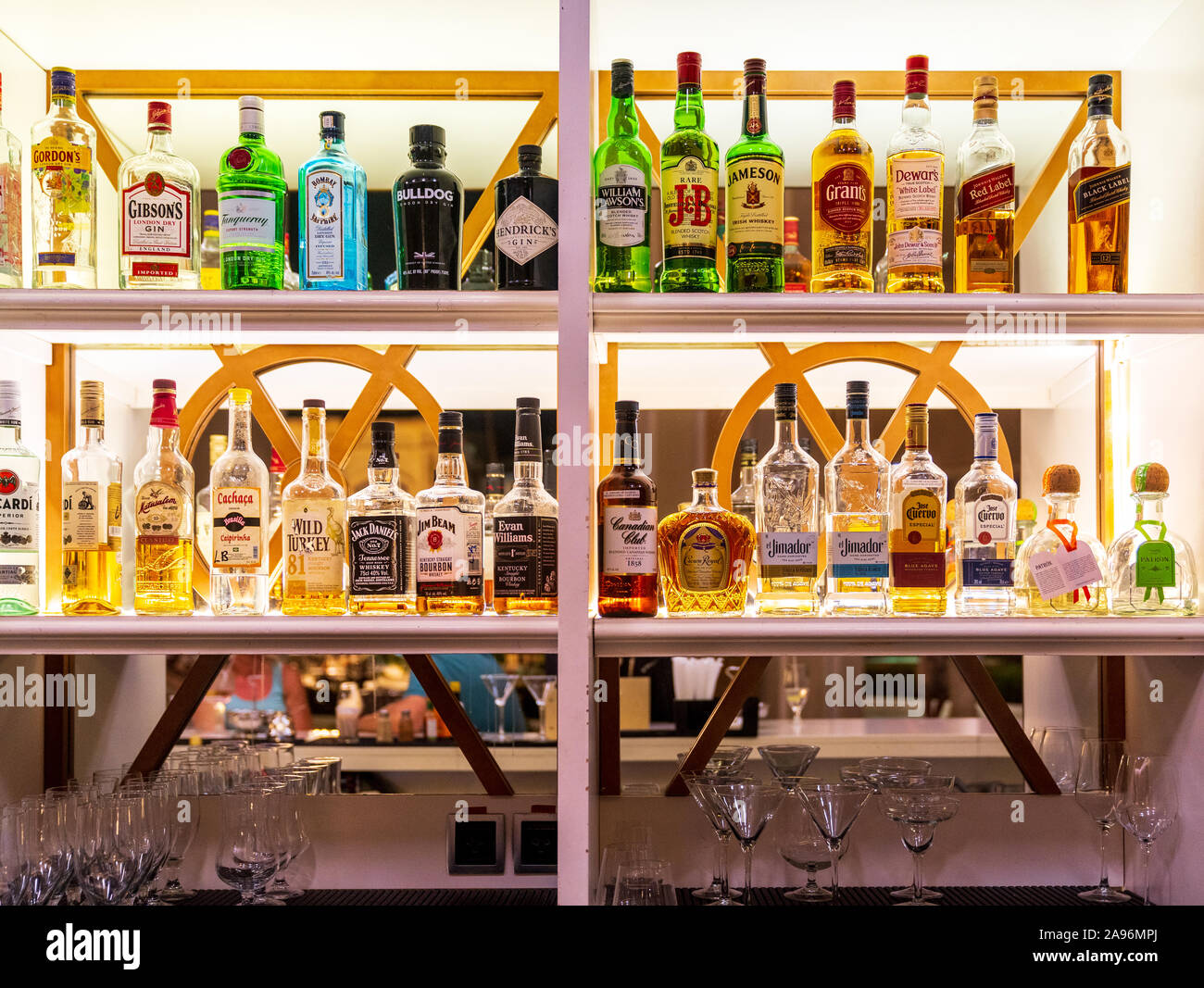 Punta Cana, Repubblica Dominicana - 19 Ottobre 2019: un cocktail bar con un vasto assortimento di bevande alcoliche. Foto Stock