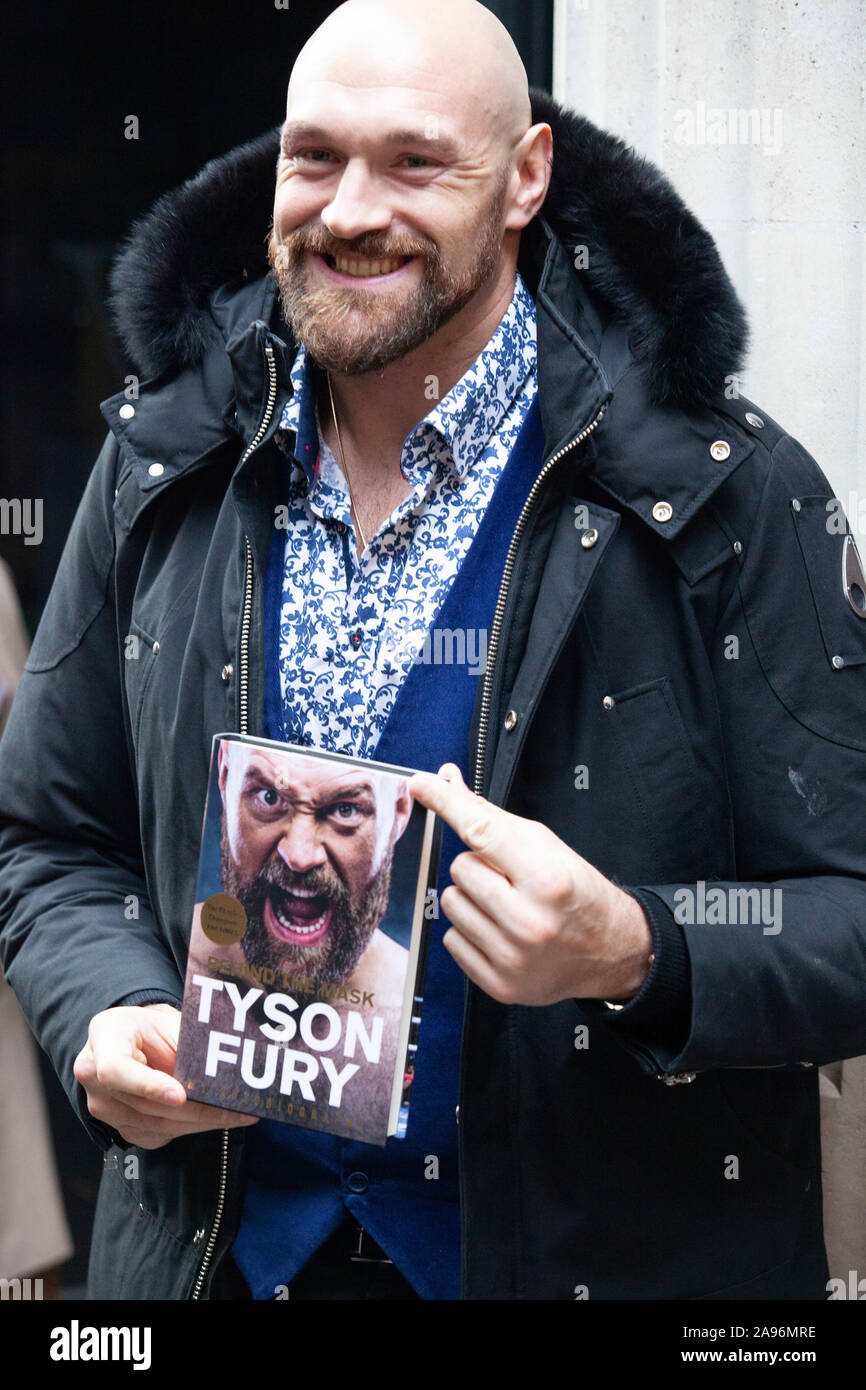 Boxer Tyson Fury lieti di centinaia di fan da che posano per una foto e di firmare le copie del suo libro "Dietro la maschera: la mia autobiografia" presso la filiale di Leadenhall di Waterstone's nella città di Londra. Foto Stock