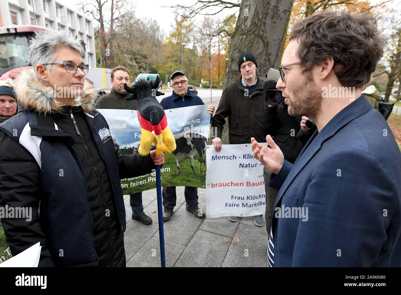 13 novembre 2019, Schleswig-Holstein, Kiel: Jan Philipp Albrecht (r, Bündnis 90/Die Grünen), Schleswig-Holstein il Ministro per l'energia Turnaround, Agricoltura, Ambiente, Natura e digitalizzazione, parla di Ursula Trede dell'Associazione federale di tedesco gli agricoltori del settore lattiero (BDM) nella parte anteriore del Landeshaus. I produttori del settore lattiero caseario organizzato in BDM consegnato loro richieste di Albrecht in vista della riunione di Ambiente e agricoltura. Foto: Carsten Rehder/dpa Foto Stock