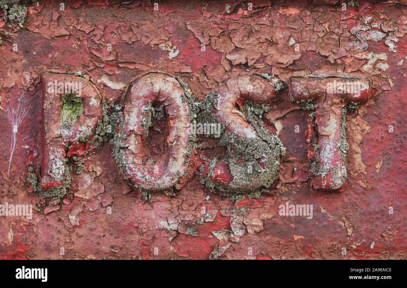 Una chiusura del vecchio arrugginito casella postale, concentrandosi sulla parola 'post' Foto Stock