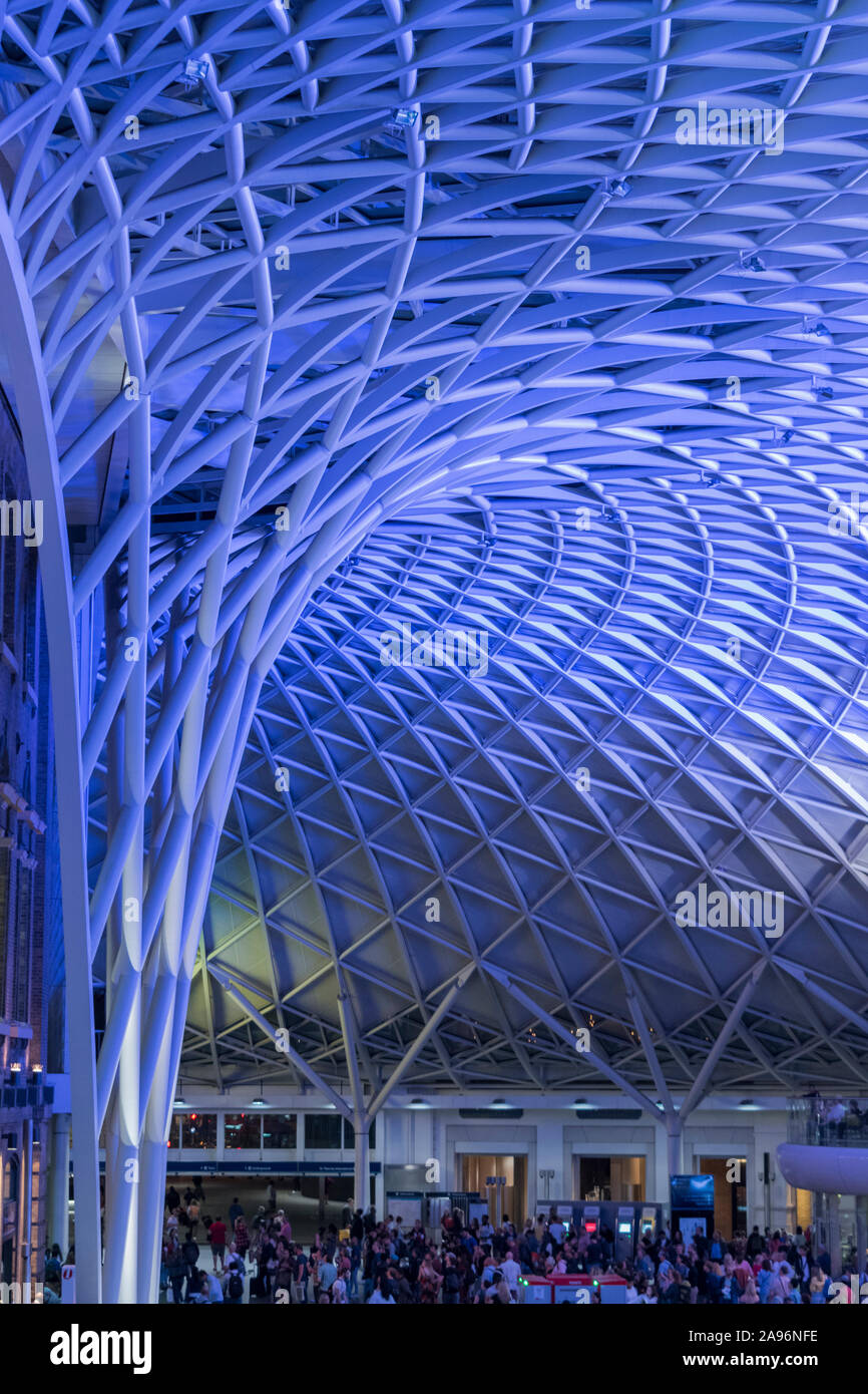 La griglia in acciaio struttura che forma il tetto in atrio partenze a Londra Kings Cross Foto Stock