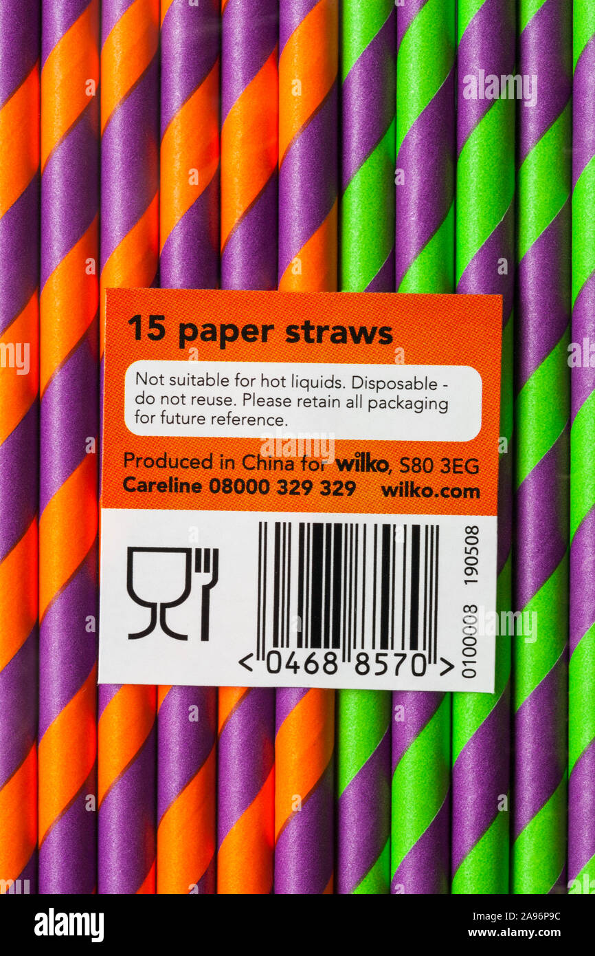 Etichetta sul pack di colorati 15 cannucce di carta prodotta in Cina per Wilko - non adatto per liquidi caldi, monouso non riutilizzare Foto Stock