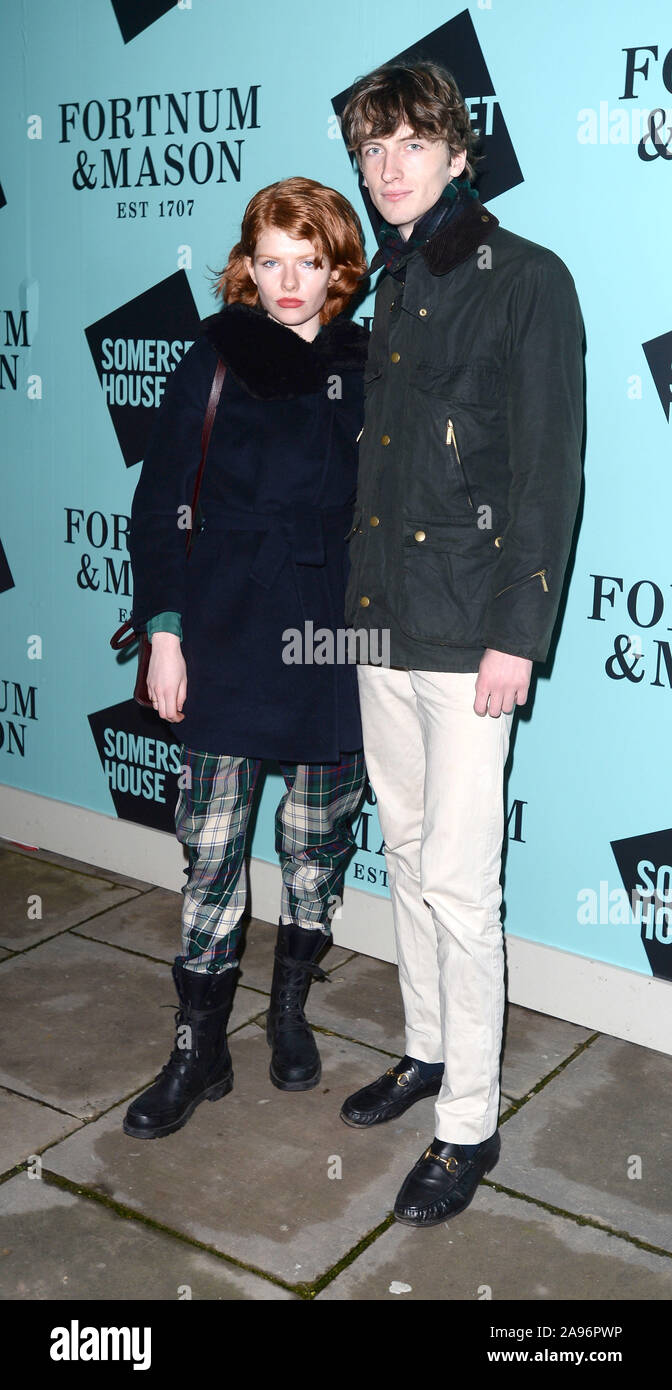 Foto deve essere accreditato ©Alpha premere 078237 12/11/2019 Edwina Preston e Benno Bulang Skate At Somerset House 2019 Lancio in Londra Foto Stock