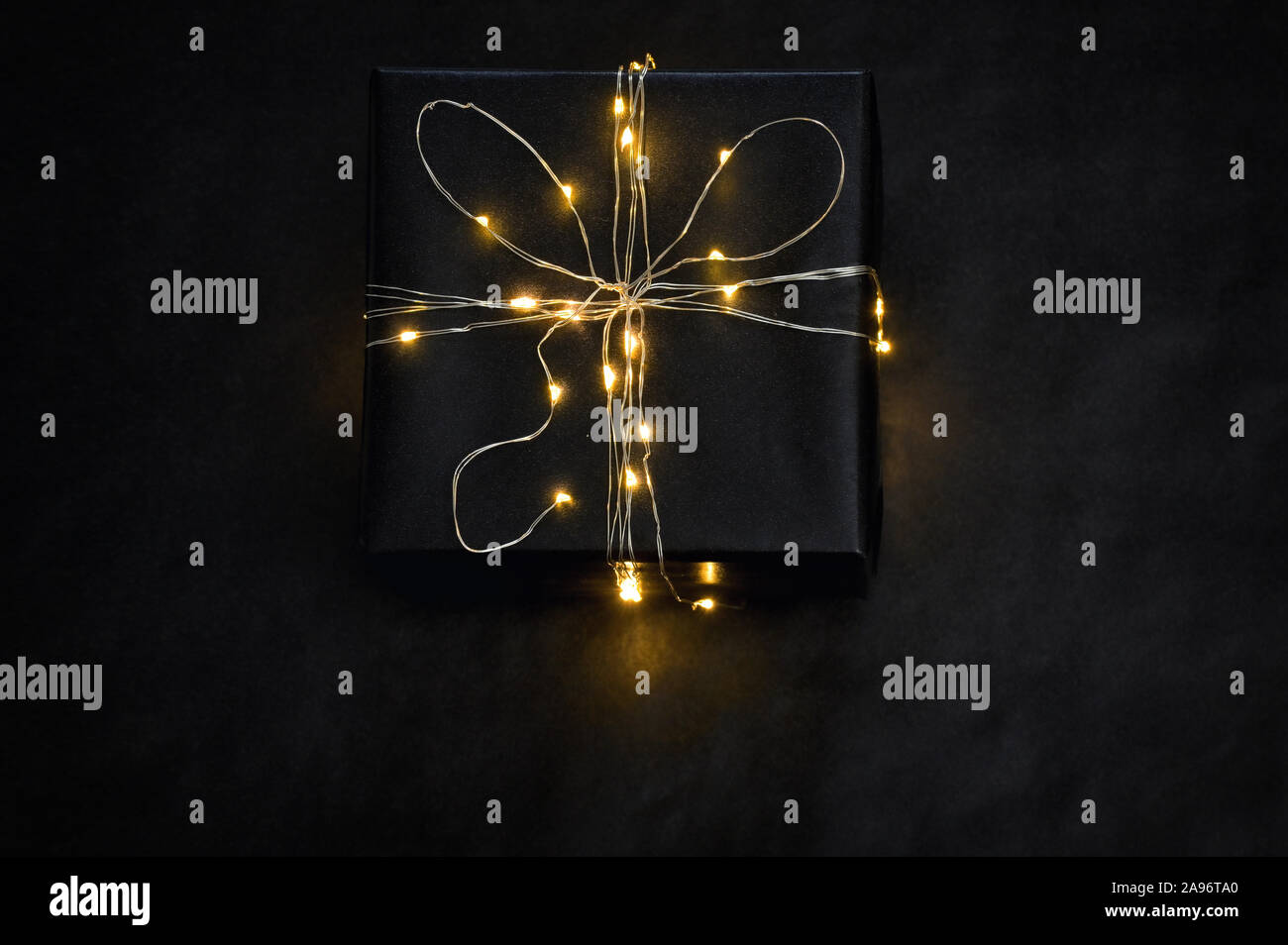 Black Box presente avvolto con luci di stringa Foto Stock