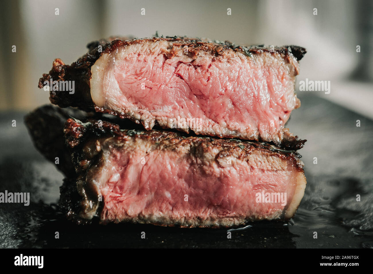 Mezzo raro Steak tagliati a metà Foto Stock