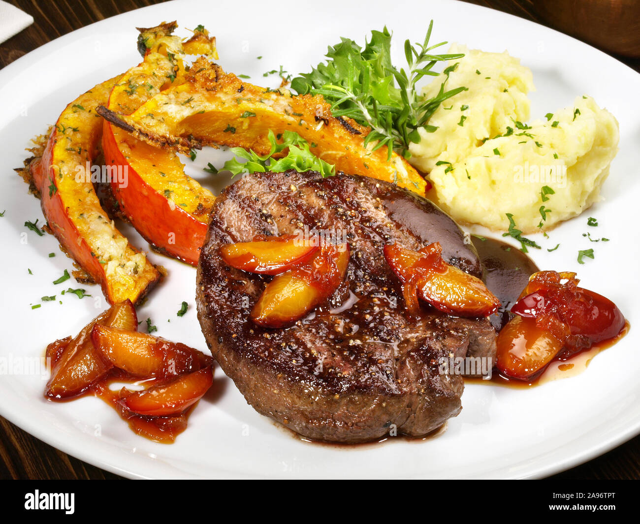 Bistecca di cervo con purè di patate, zucca tostato caramellato e albicocche Foto Stock Bistecca di cervo con purè di patate, zucca tostato caramellato e albicocche Foto Stock