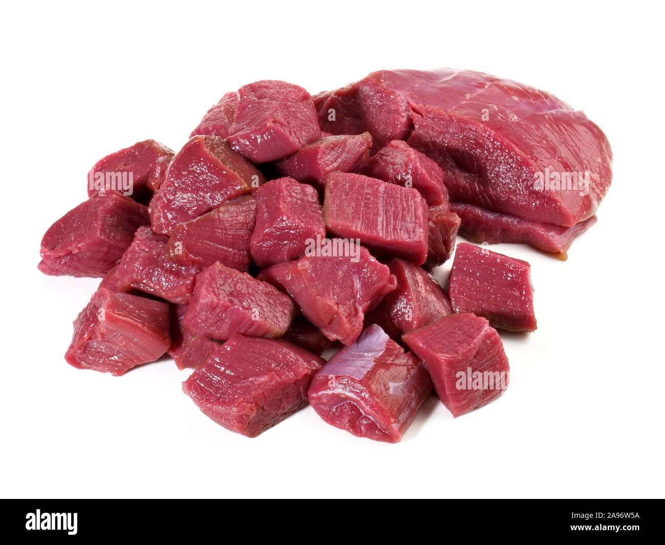 Non cotte ragù di Cervo - Carni di selvaggina su sfondo bianco Foto Stock Non cotte ragù di Cervo - Carni di selvaggina su sfondo bianco Foto Stock