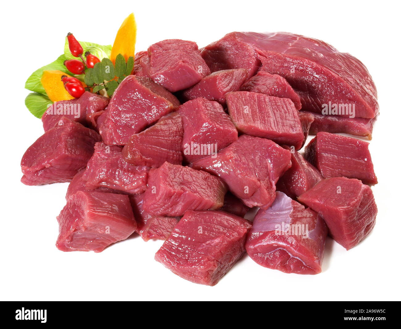 Raw ragù di Cervo - Carni di selvaggina su sfondo bianco Foto Stock Raw ragù di Cervo - Carni di selvaggina su sfondo bianco Foto Stock