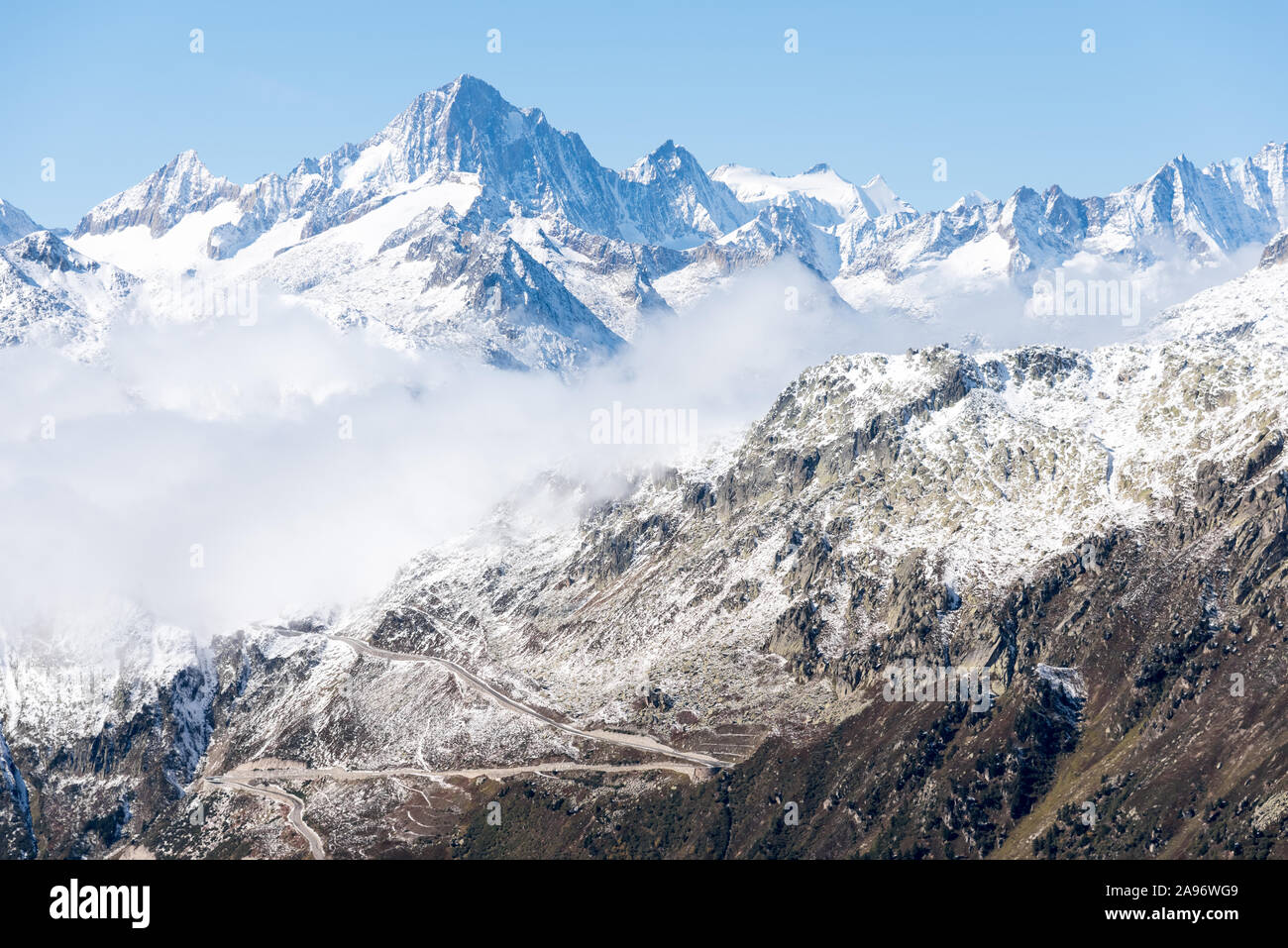 Paesaggio alpino e montano lungo la mitica Furkapss road nelle alpi svizzere, Svizzera, Europa occidentale Foto Stock