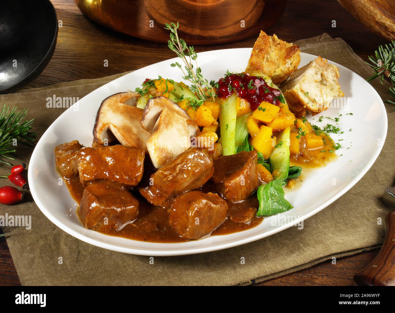 Ragù di cervo con funghi - Carni di selvaggina Foto Stock Ragù di cervo con funghi - Carni di selvaggina Foto Stock