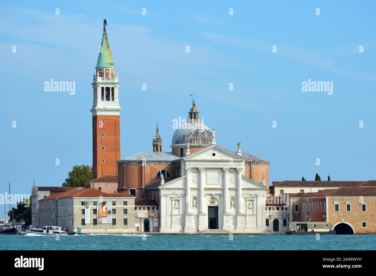 Vista da San Marco a Isola di San Giorgio Maggiore nella laguna di Venezia - Italia. Foto Stock