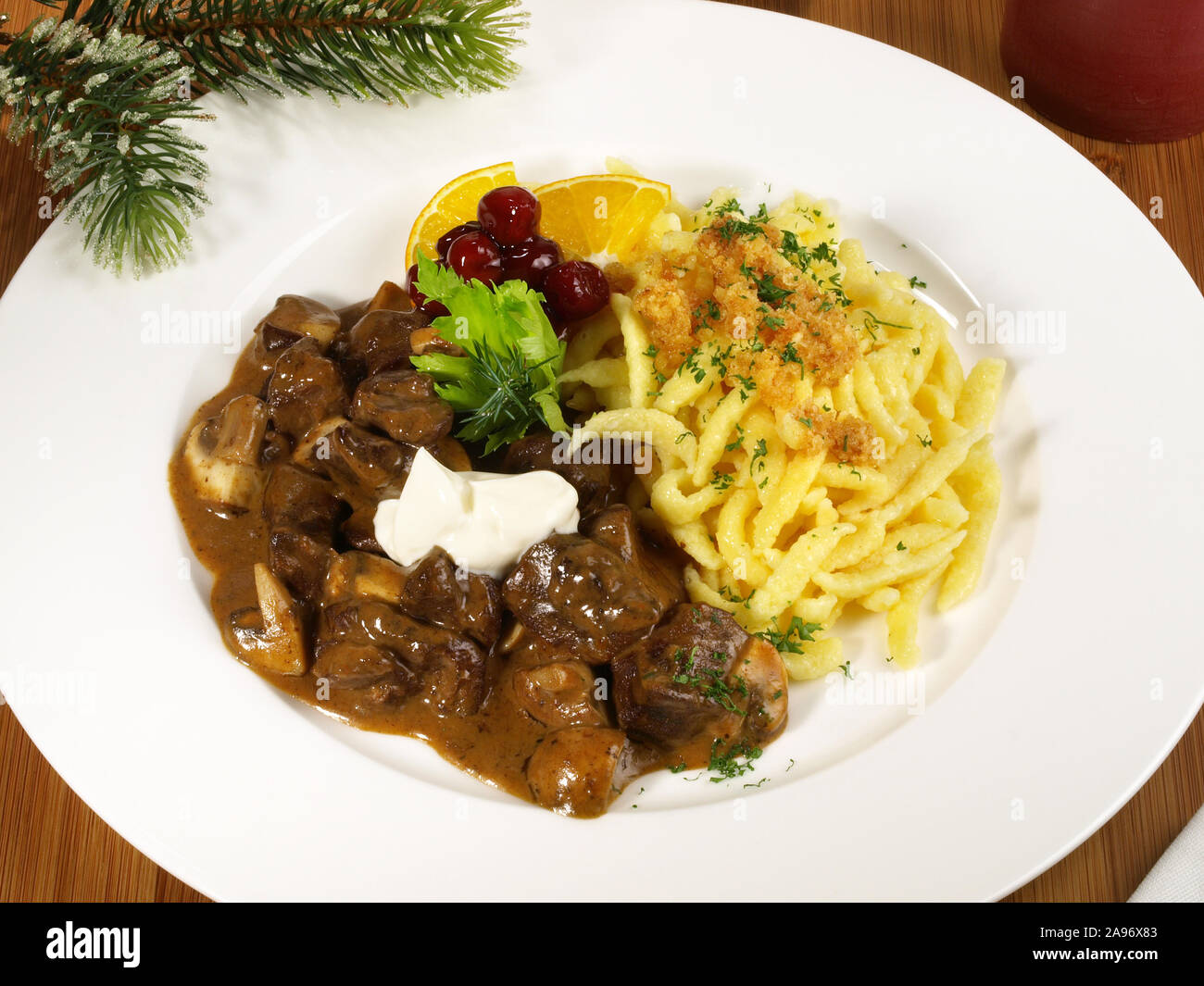 Ragù di cervo con funghi - Carni di selvaggina Foto Stock Ragù di cervo con funghi - Carni di selvaggina Foto Stock