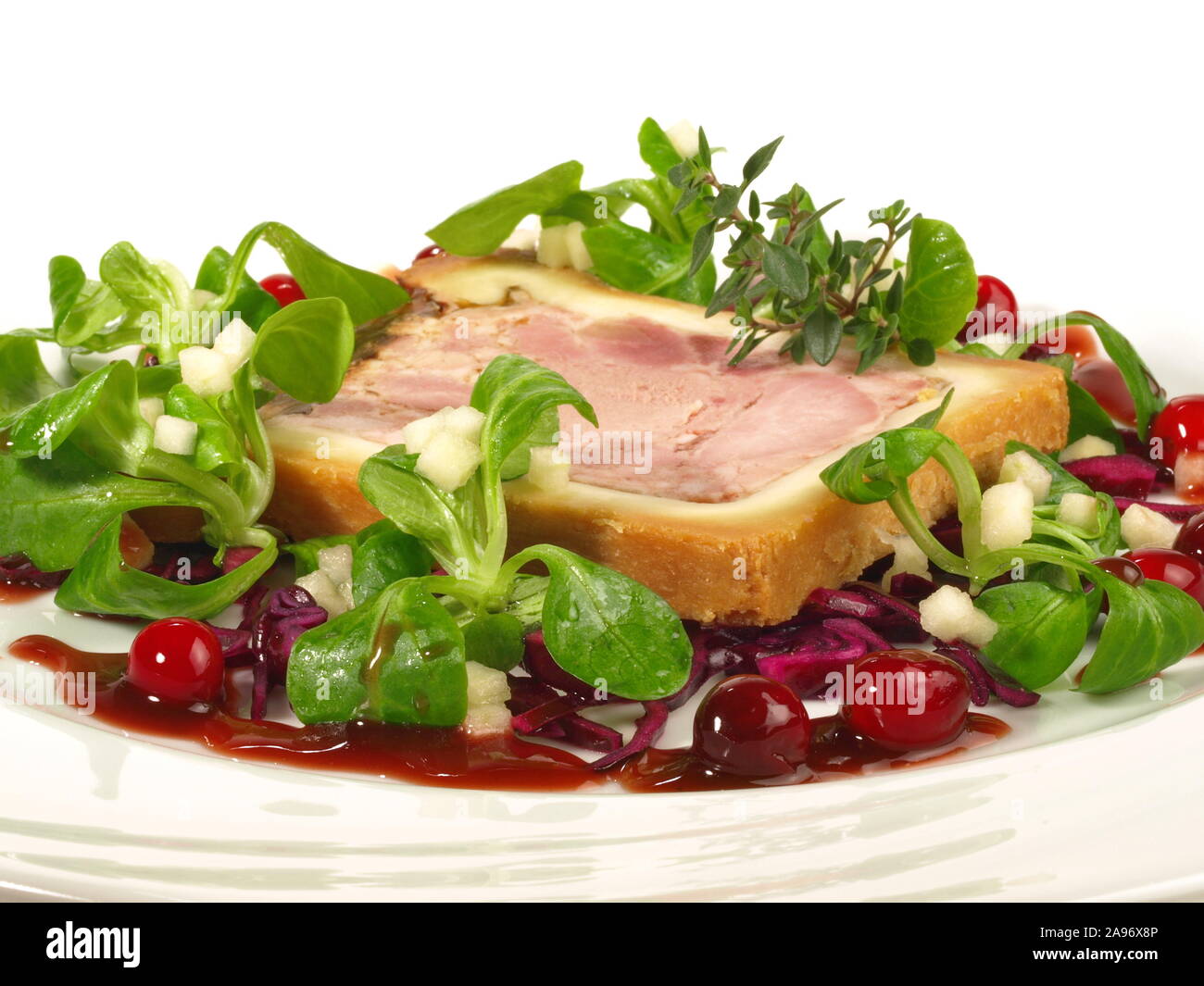 Carni di selvaggina terrina con insalata Foto Stock Carni di selvaggina terrina con insalata Foto Stock