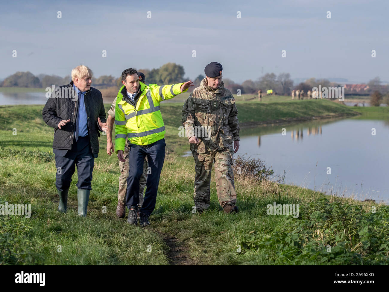 Il primo ministro Boris Johnson passeggiate con Lt Col Tom Robinson (destra) dalla luce dragoni e Oliver Harmar (centro), l'area dello Yorkshire direttore dell'Agenzia per l'ambiente, durante una visita a Stainforth, Doncaster, per vedere le recenti inondazioni. Foto Stock