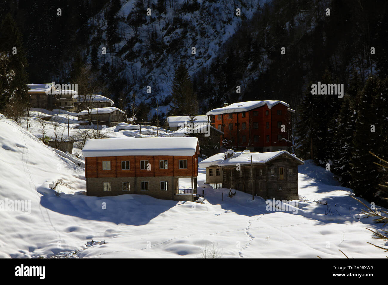 Case sotto la neve a rize ayder plateau Foto Stock